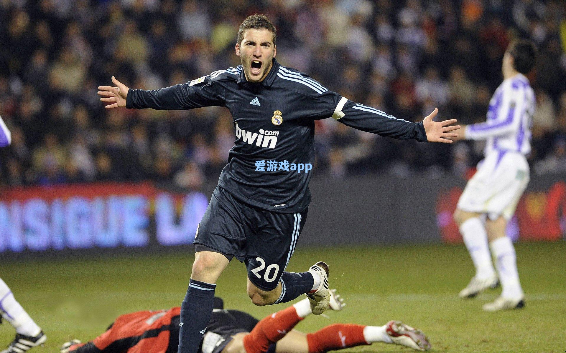 克雷莫内塞主场力克莱切，博纳佐利与萨纳夫里亚联手锁定关键三分