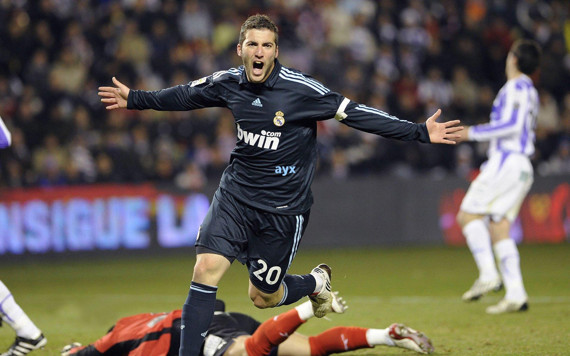 梅西生涯奖杯全纪录震撼足坛！贝林厄姆与亚马尔，谁将成为下一个传奇挑战者？